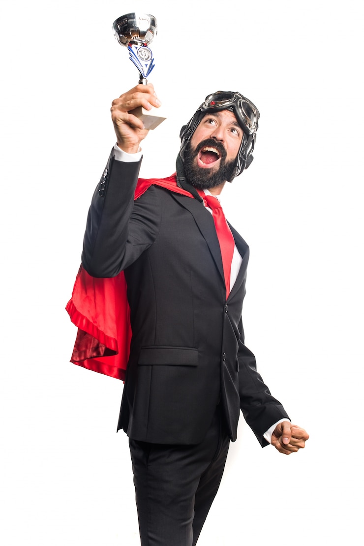 Foto gratuito super héroe hombre de negocios con un trofeo