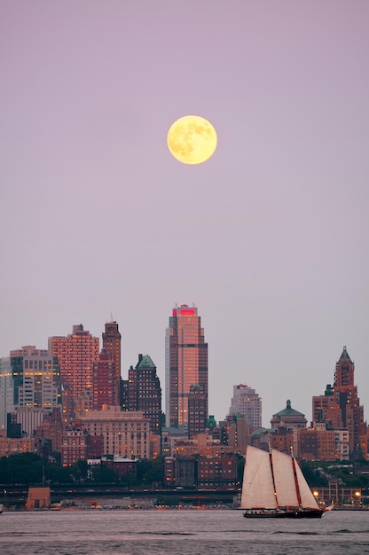 Super Luna y edificios del centro de Brooklyn