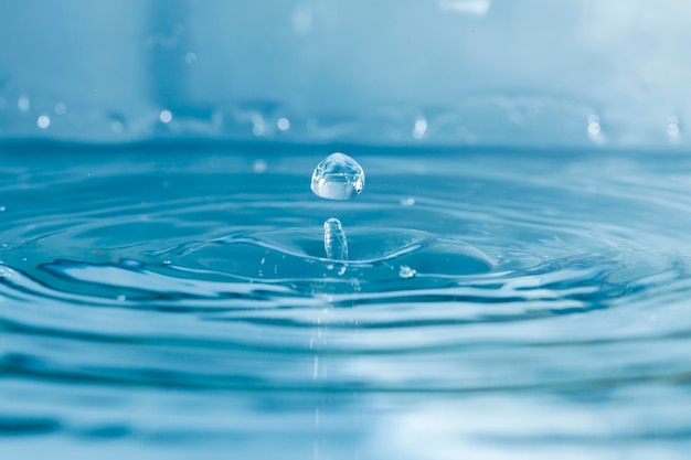 Foto gratuita superficie de agua con delicada gota cayendo