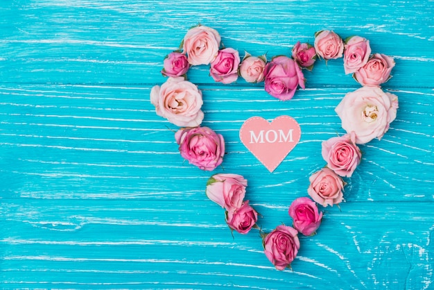 Foto gratuita superficie azul con corazón floral para el día de la madre