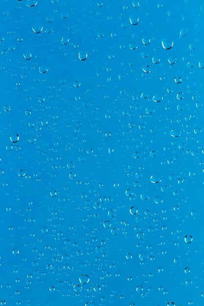 Superficie azul con gotas de agua