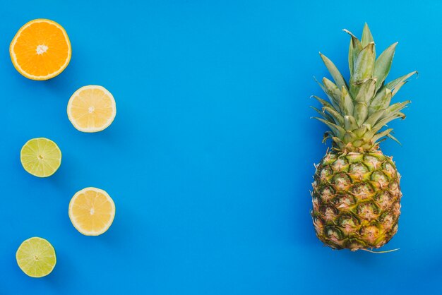 Superficie azul con piña y otras frutas