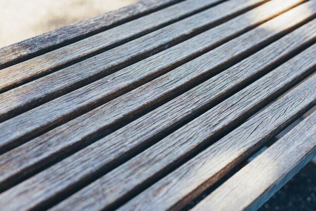 Superficie de banco de madera al aire libre