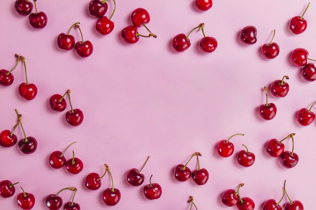 Superficie con cerezas y espacio en blanco