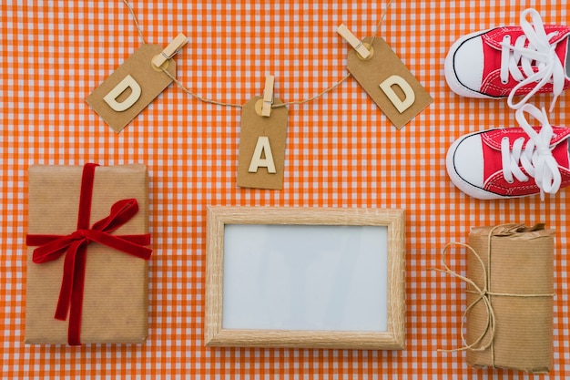 Superficie a cuadros con elementos decorativos para el día de padre