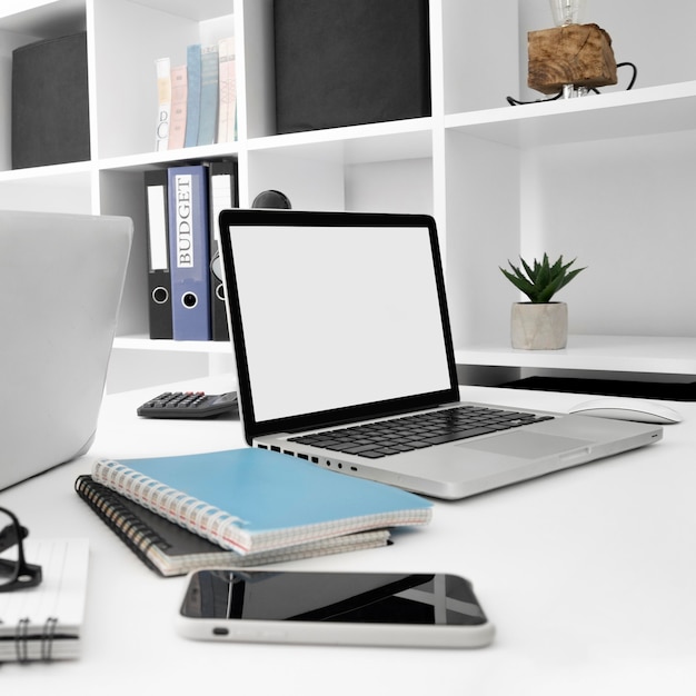 Superficie de escritorio con laptop y smartphone