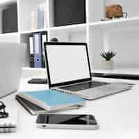 Foto gratuita superficie de escritorio con laptop y smartphone