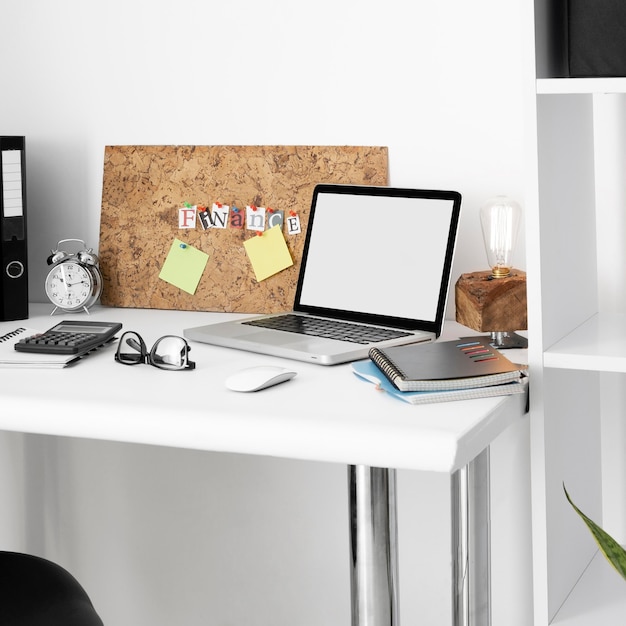 Superficie de escritorio de oficina con laptop y cuadernos