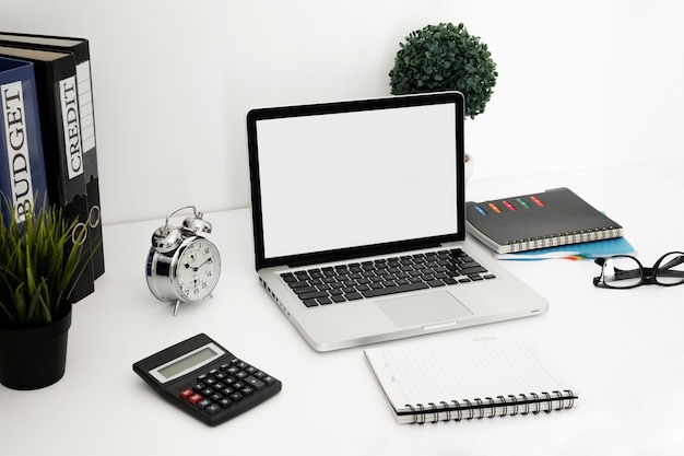 Superficie de escritorio de oficina con laptop y notebook
