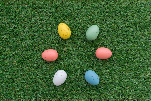 Superficie de hierba con seis huevos de colores para el día de pascua