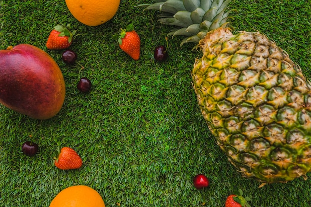 Foto gratuita superficie de hierba verde con frutas veraniegas