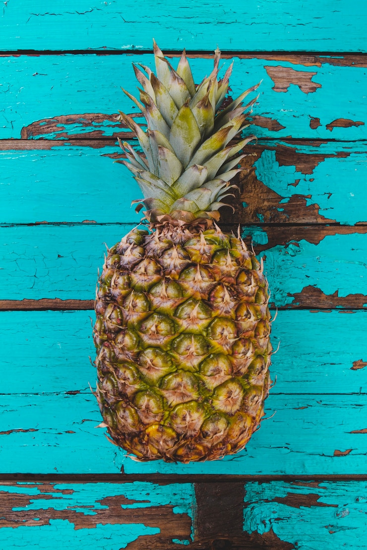 Foto gratuito superficie de madera antigua con piña