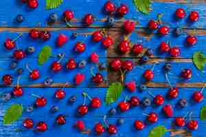 Foto gratuita superficie de madera azul con frutas de color