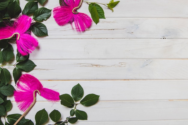 Superficie de madera blanca con decoración natural