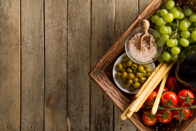 Superficie de madera con cesta y productos saludables