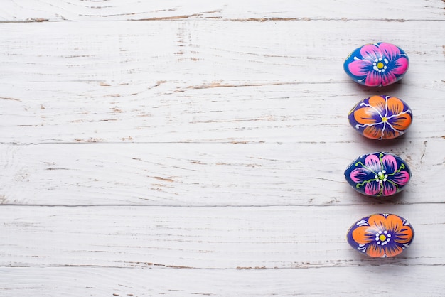 Superficie de madera con cuatro geniales huevos de pascua