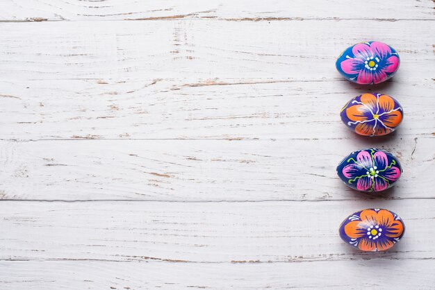 Superficie de madera con cuatro geniales huevos de pascua