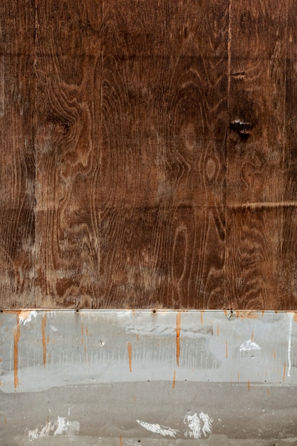 Superficie de madera desgastada con clavos oxidados