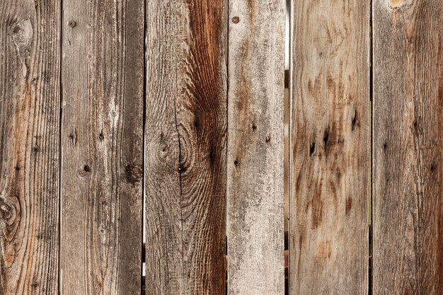 Superficie de madera desgastada con clavos