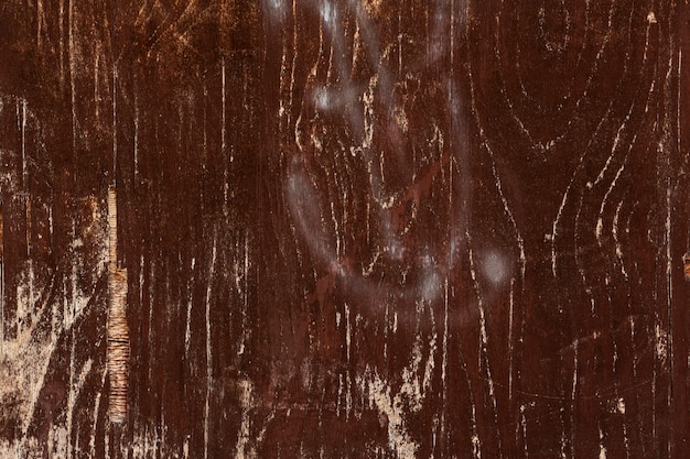 Superficie de madera desgastada con pintura en aerosol