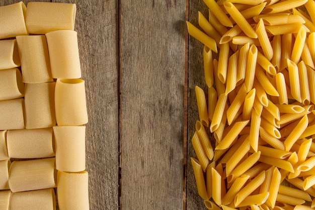 Superficie de madera con diferentes tipos de macarrones