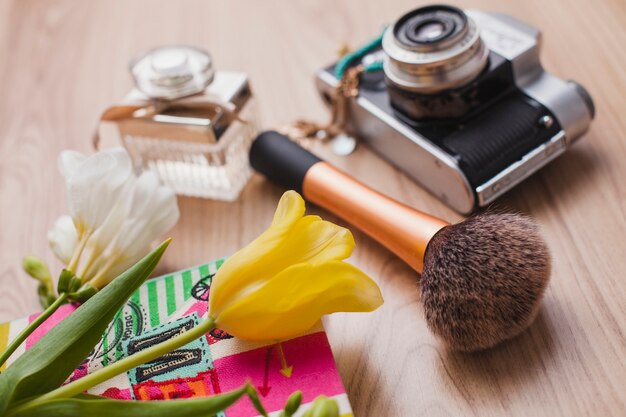 Superficie de madera con elementos decorativos para el día de la madre