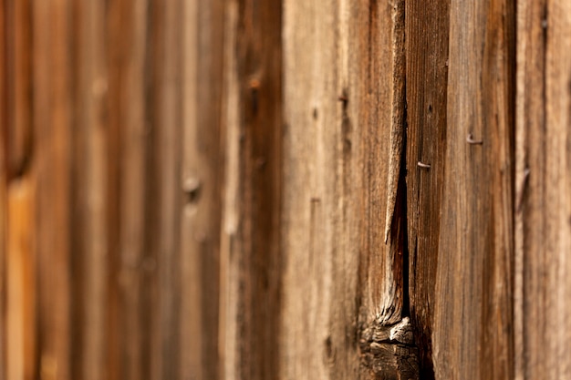 Superficie de madera envejecida con nudos y clavos oxidados