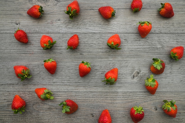 Foto gratuita superficie de madera con fresas