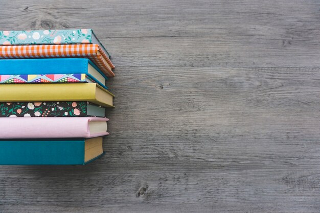 Superficie de madera con libros y espacio en blanco