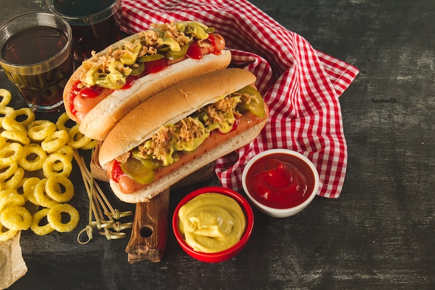 Foto gratuita superficie de madera con menú de comida rápida delicioso