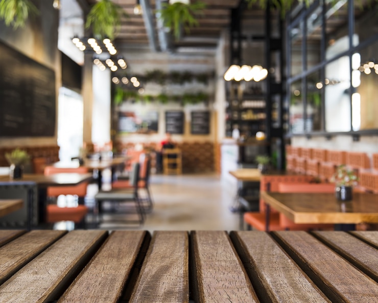 Foto gratuito superficie de madera mirando hacia restaurante vacío