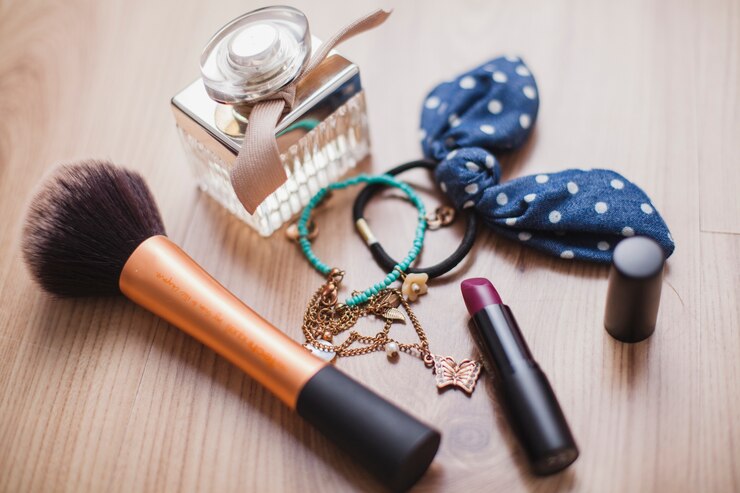 Foto gratuito superficie de madera con objetos de belleza