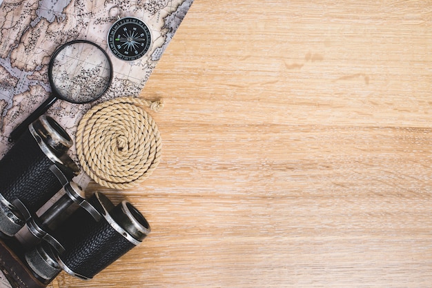 Superficie de madera con objetos de viaje y espacio para mensajes