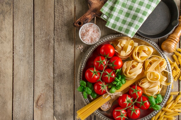 Superficie de madera con recipiente e ingredientes frescos