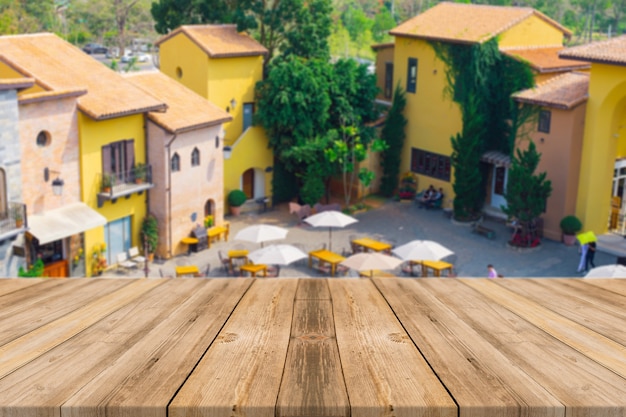 Foto gratuita superficie de madera con restaurante y casas de fondo