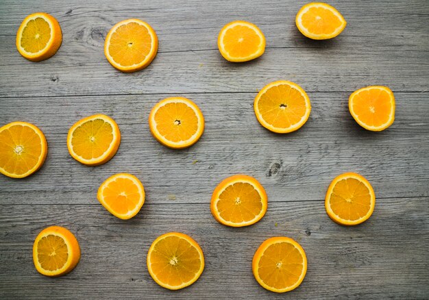 Superficie de madera con rodajas de naranja sabrosa