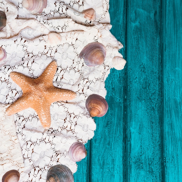 Foto gratuita superficie de madera vieja con estrellas de mar y conchas marinas