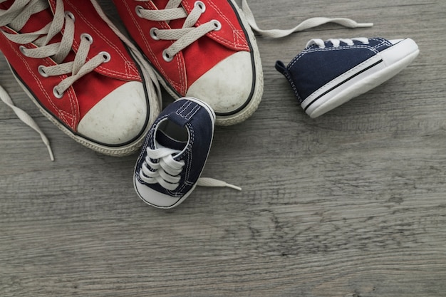 Superficie de madera con zapatos y espacio para mensajes