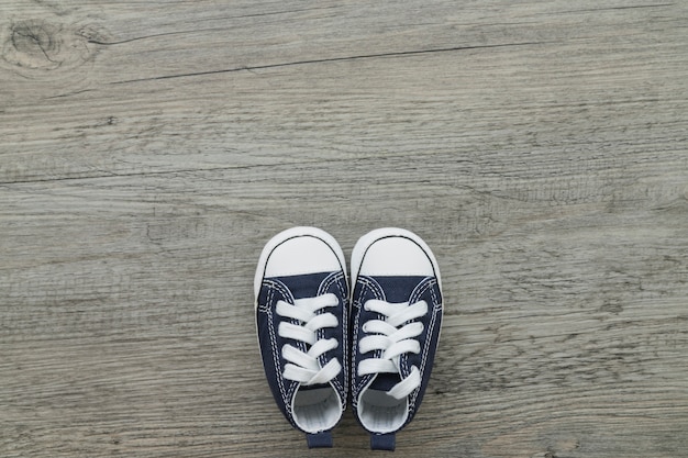 Superficie de madera con zapatos pequeños