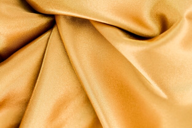 Superficie de material dorado con ondas retorcidas