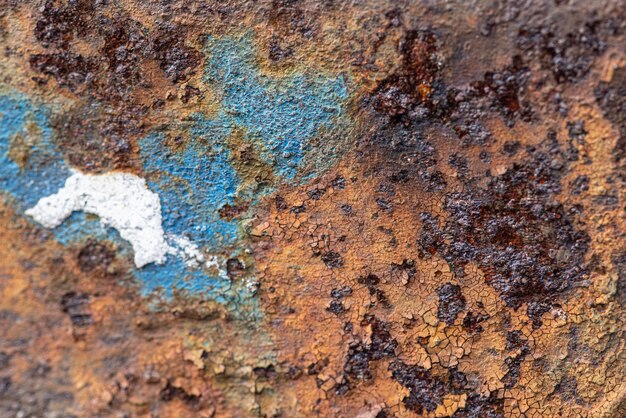Superficie de metal oxidado con cáscara de pintura