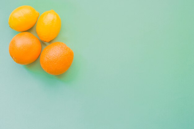 Superficie con naranjas, limones y espacio en blanco