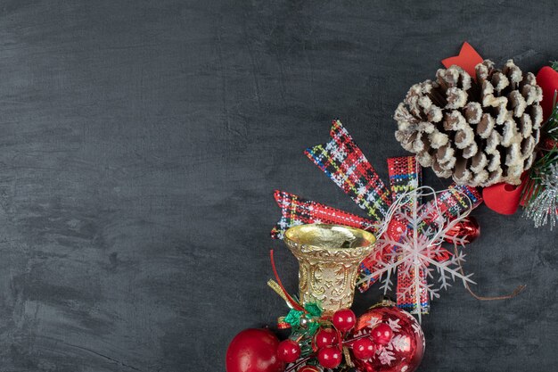 Superficie oscura de Navidad con adornos y Santa