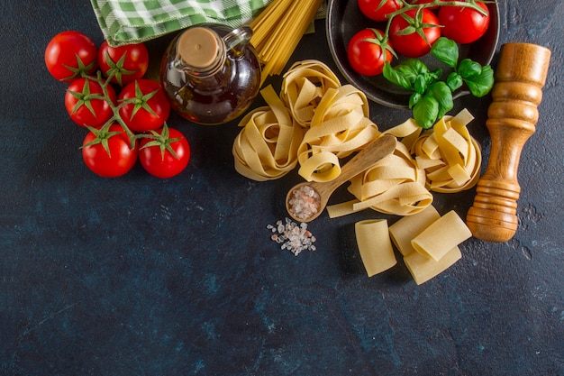 Superficie oscura con productos frescos para cocinar pasta