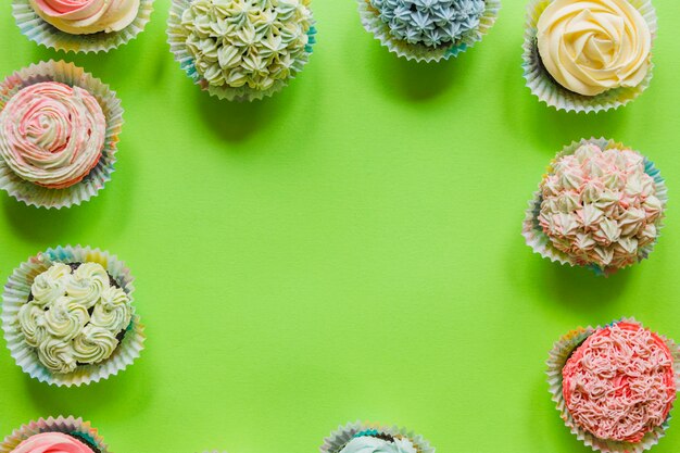 Superficie verde con surtido de muffins