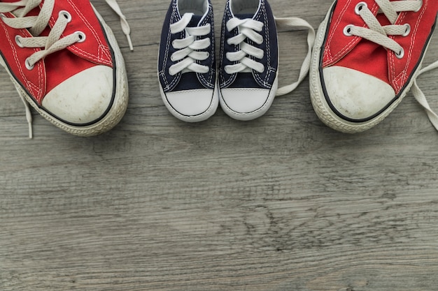 Foto gratuita superficie con zapatos y espacio en blanco para el día del padre