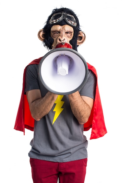 Superhéroe hombre mono gritando por megáfono