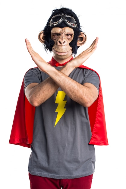Superhéroe hombre mono que no hace gesto