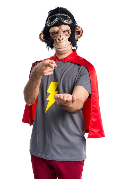 Superhéroe mono hombre sosteniendo algo