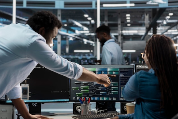 El supervisor del centro de datos supervisa al administrador usando la PC para visualizar los árboles de nodos de IA